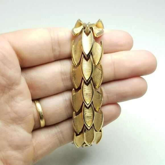 Vintage Crown Trifari Gold Tone Panel Chain Bangle Bracelet, Retro 60s 70s Style - Picture 4 of 6